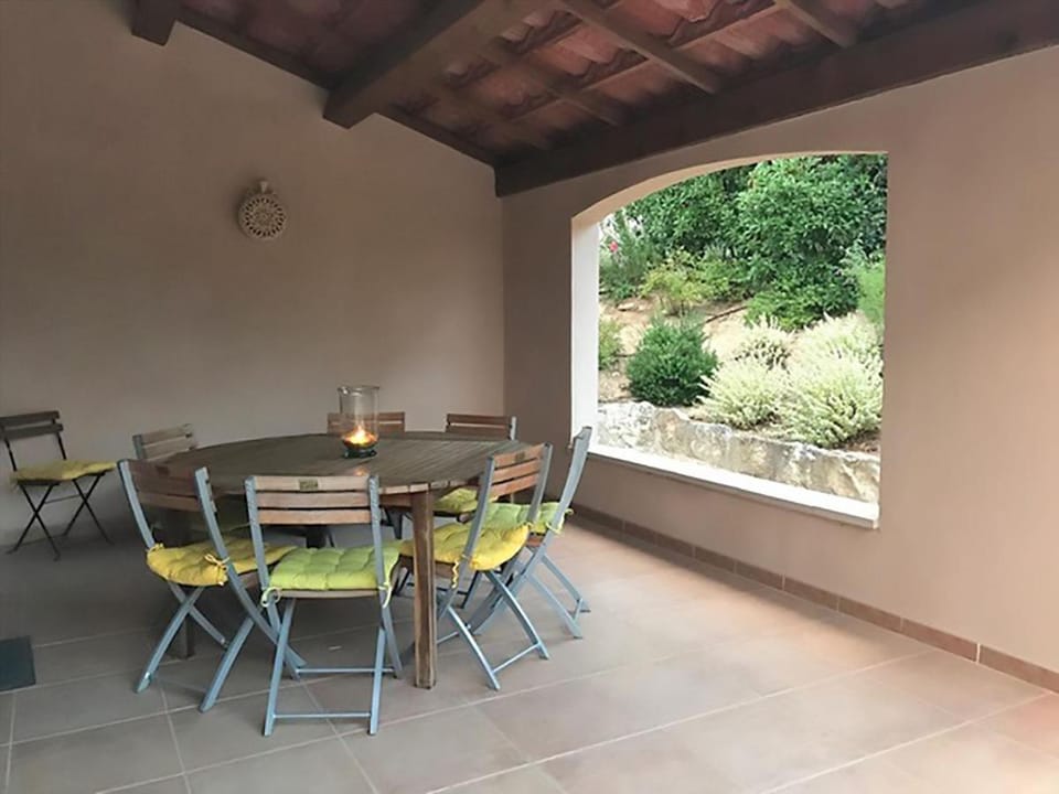 Villa in Saumane near Golf Course and Pool Villa in Provence-Alpes-Côte d'Azur