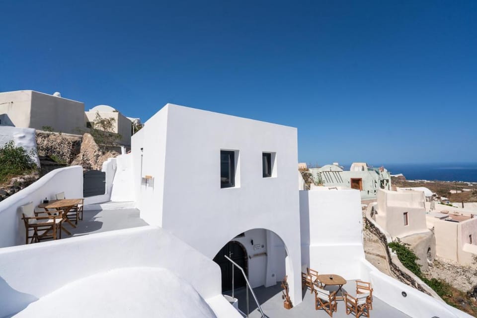 Caves 1880 Apartment in Santorini