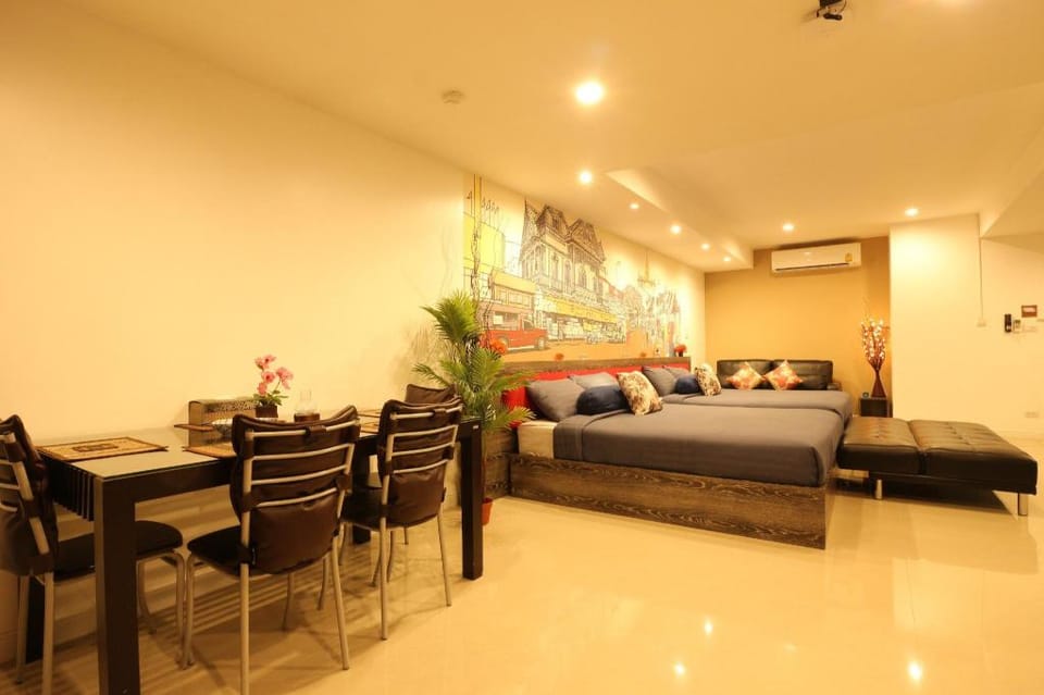 Spacious 4 pax, 8 mins BTS, Free WIFI, Near Silom Apartment in Bangkok