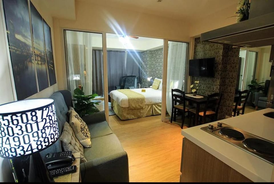 AZURE A3 WAVEPOOL BALCONY NEAR AIRPORT MALL Apartment in Paranaque