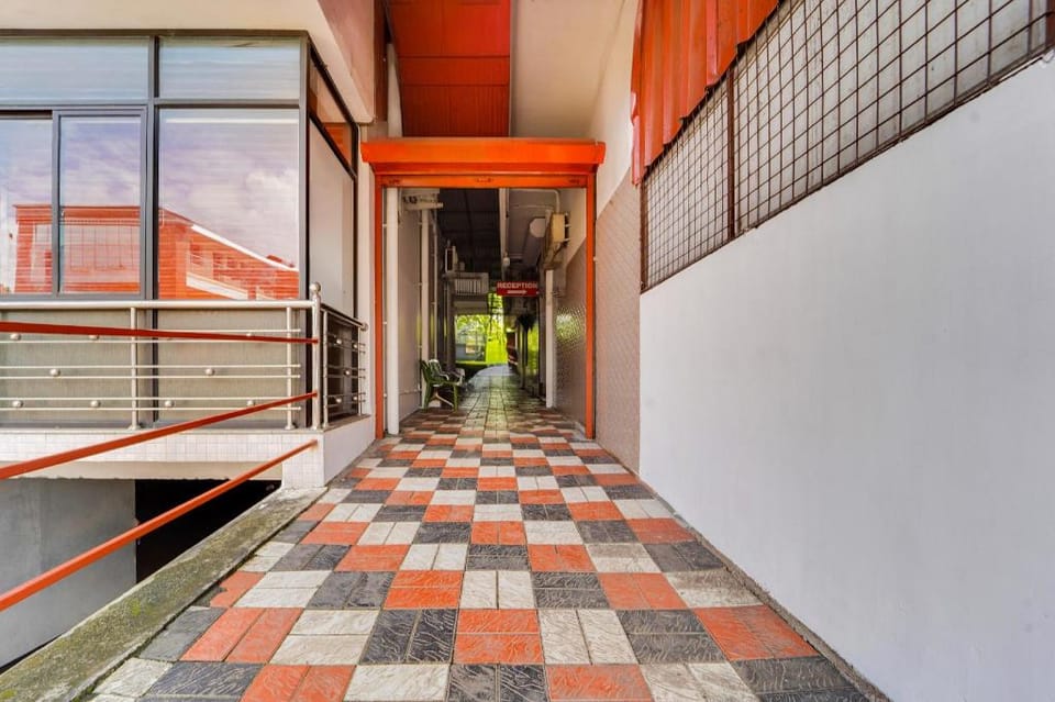 Hotel O Aluva Town Hotel in Kochi