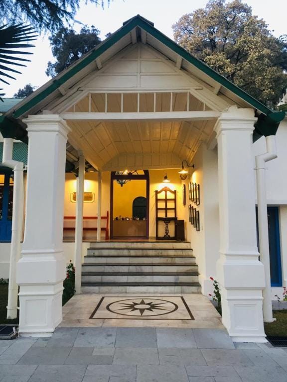 Pine Retreat Hotel in Uttarakhand