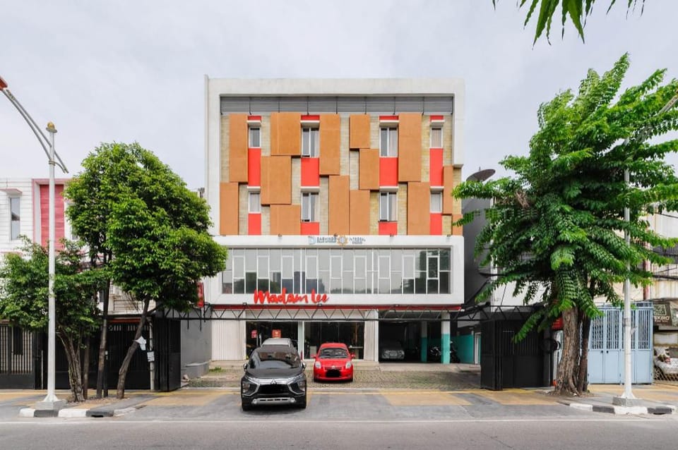 RedDoorz Plus near Mall Ciputra Jakarta Bed and Breakfast in Jakarta
