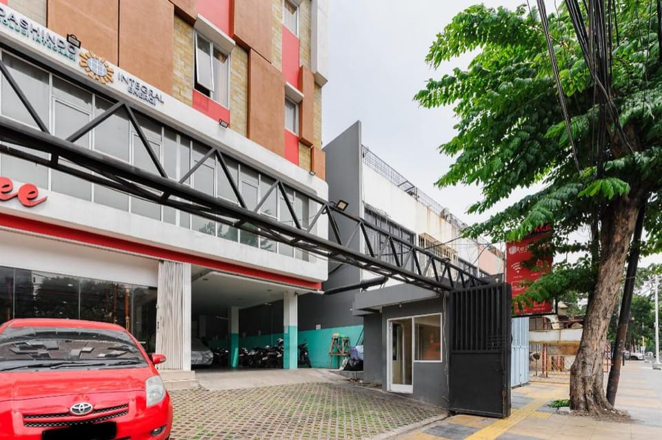 RedDoorz Plus near Mall Ciputra Jakarta Bed and Breakfast in Jakarta
