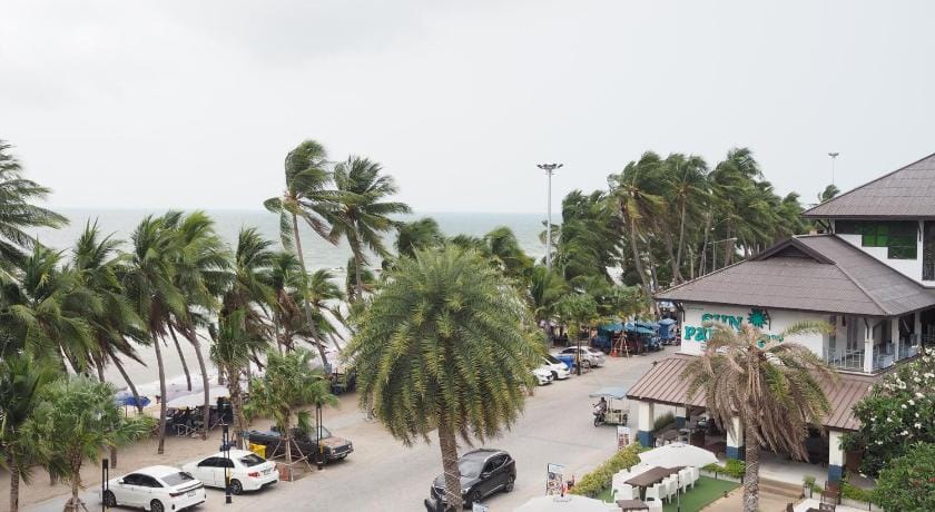 The Beach Bangsaen by Thanthita + Free Disney Plus Apartment in Chon Buri Changwat