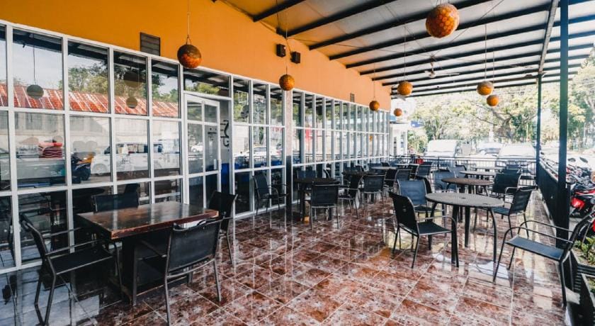 RedDoorz Plus near Sultan Hasanuddin Airport Hotel in Indonesia