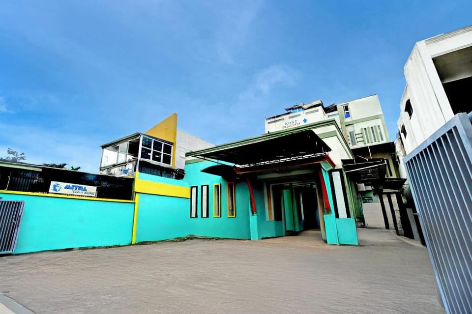 RedDoorz Syariah near Taman Bungkul Bed and Breakfast in Surabaya