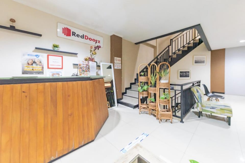 RedDoorz near Botani Square Mall Bed and Breakfast in West Java