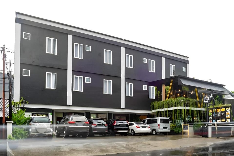 RedDoorz near Botani Square Mall Bed and Breakfast in West Java