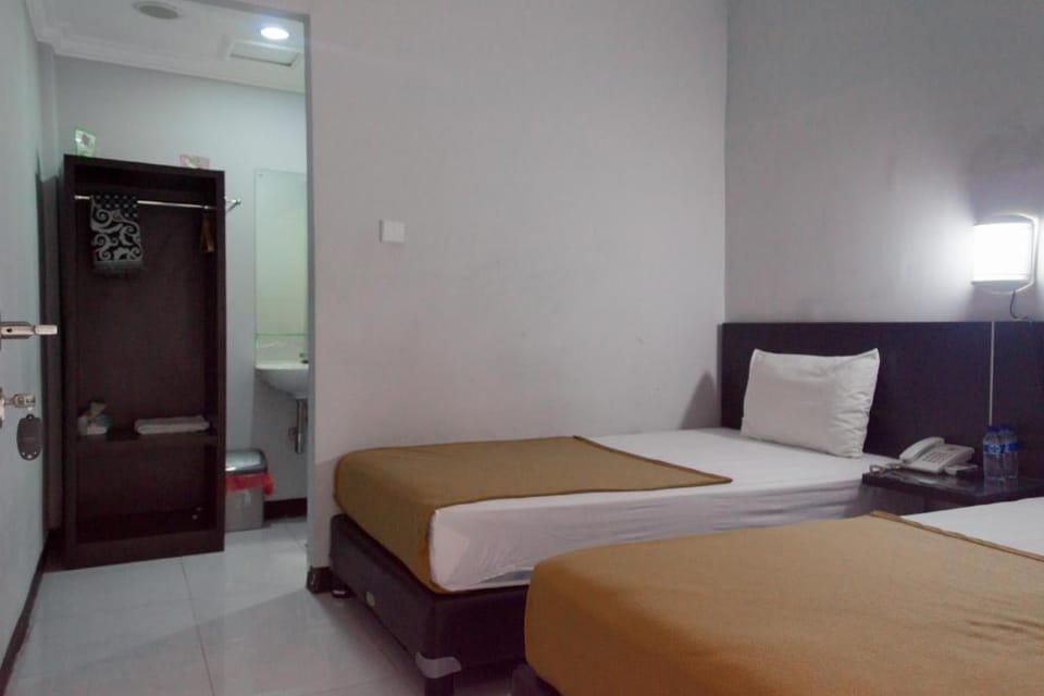 Losmen Family Syariah Bypass Juanda Mitra RedDoorz Hotel in East Java