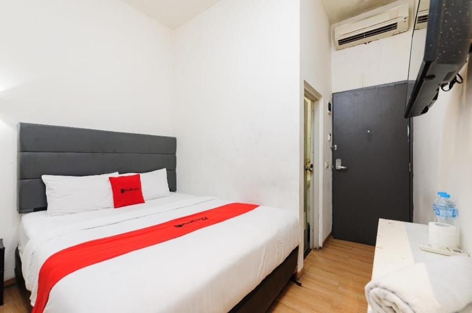 RedDoorz Plus @ Danau Sunter Utara Bed and Breakfast in Jakarta