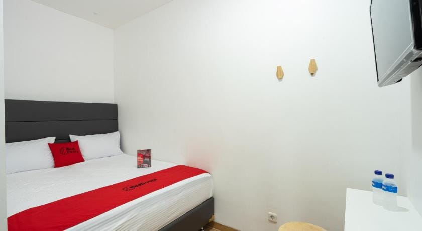 RedDoorz Plus @ Danau Sunter Utara Bed and Breakfast in Jakarta
