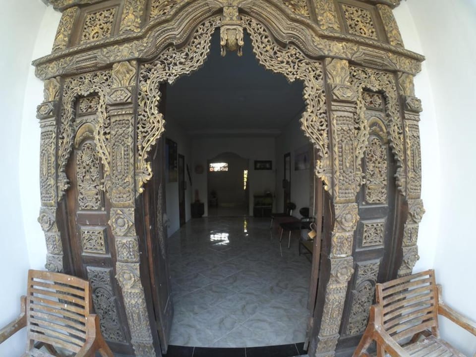 Local Hostel Amed Hotel in Abang