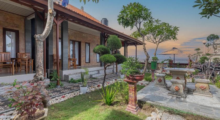 Swan Beach Inn Bed and Breakfast in Nusapenida