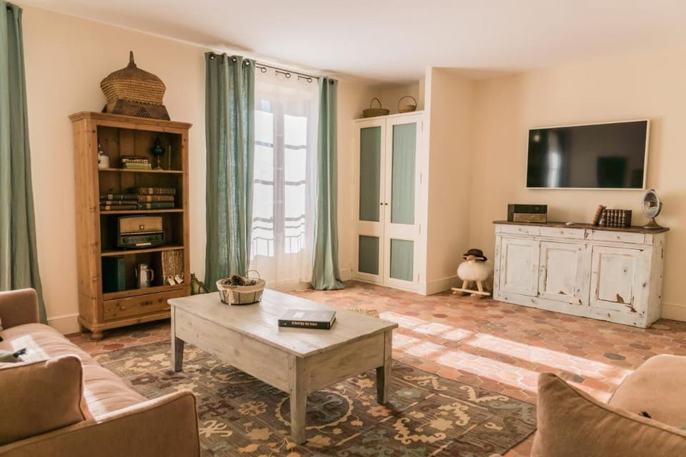 Château Saint Roux Le Luc-Le Cannet des Maures Hotel in French Riviera