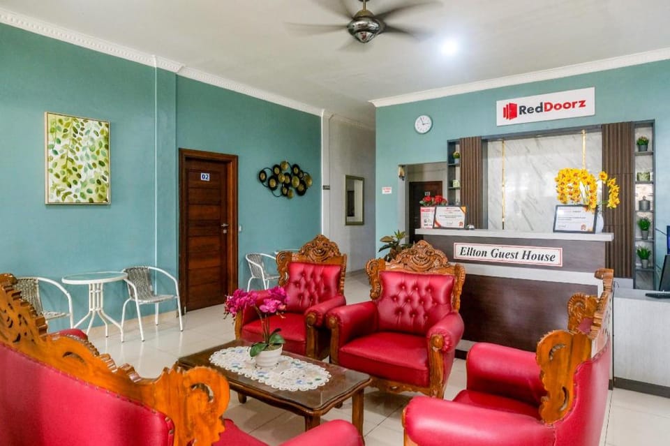 RedDoorz near Hermes Place Polonia Medan Bed and Breakfast in Indonesia