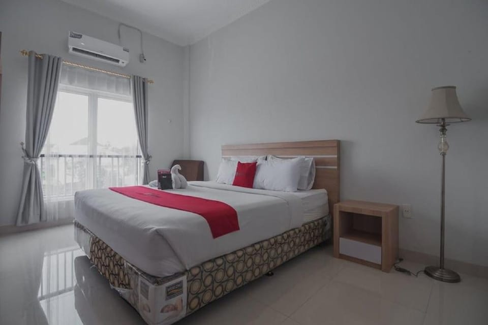 RedDoorz near Hermes Place Polonia Medan Bed and Breakfast in Indonesia