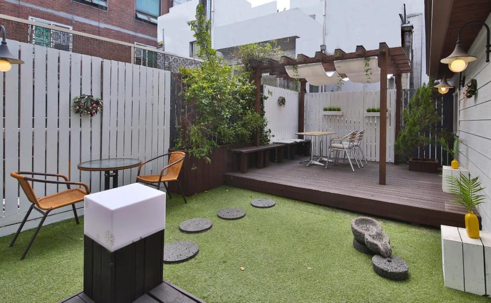 Travel Monster Stay Bed and Breakfast in Seoul