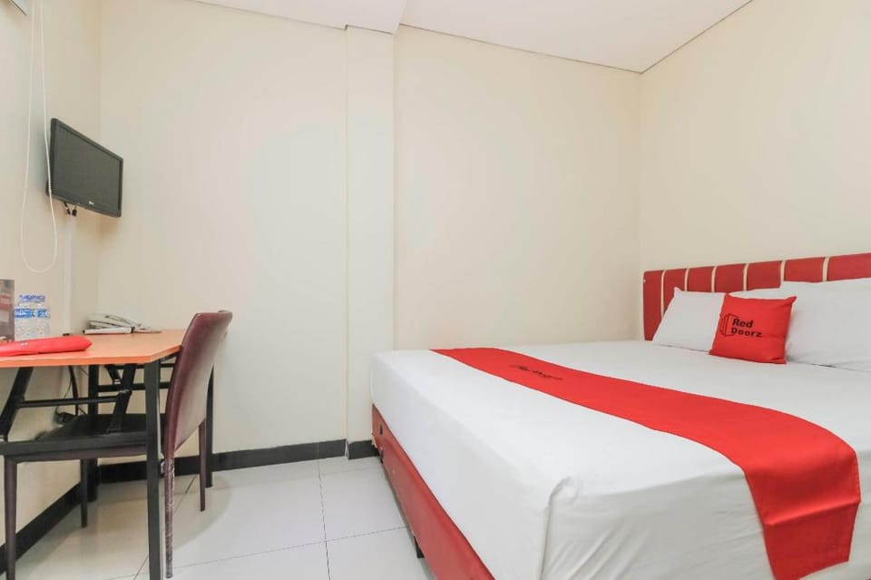 RedDoorz Plus @ Jalan Pemuda Jakarta Hotel in Jakarta