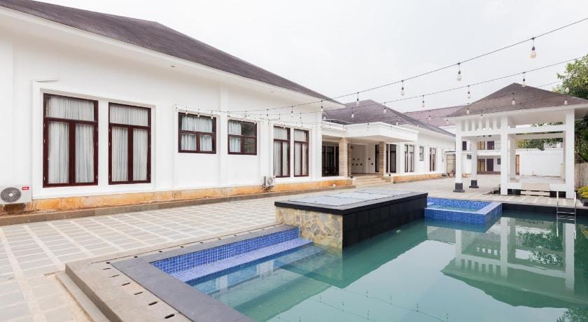 RedDoorz Premium near Stasiun Lenteng Agung Bed and Breakfast in South Jakarta City