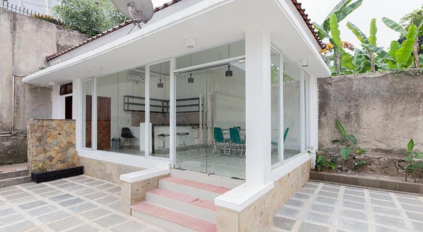 RedDoorz Premium near Stasiun Lenteng Agung Bed and Breakfast in South Jakarta City