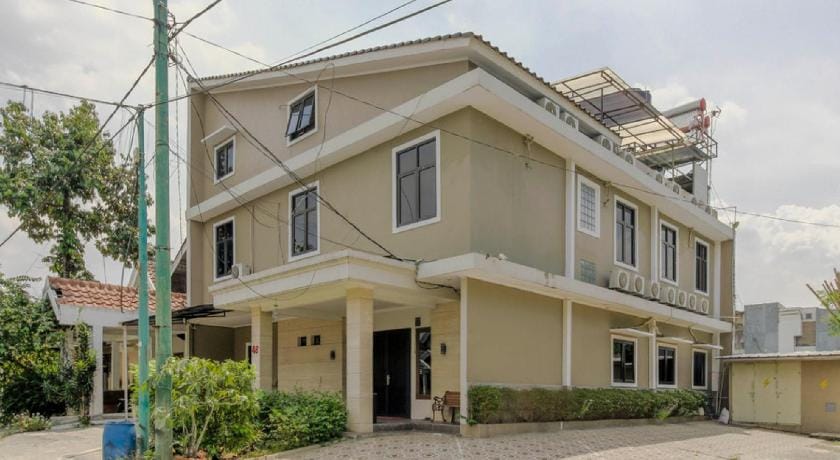 RedDoorz Plus near Lippo Cikarang Mall Bed and Breakfast in West Java