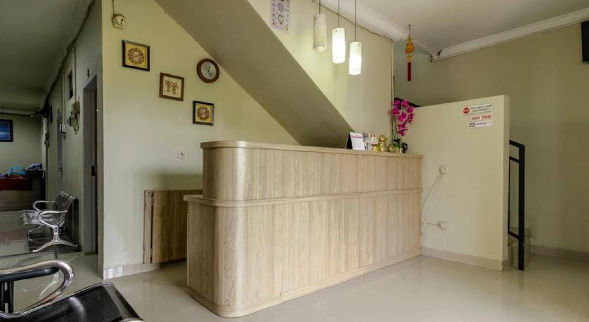 RedDoorz Plus near Lippo Cikarang Mall Bed and Breakfast in West Java