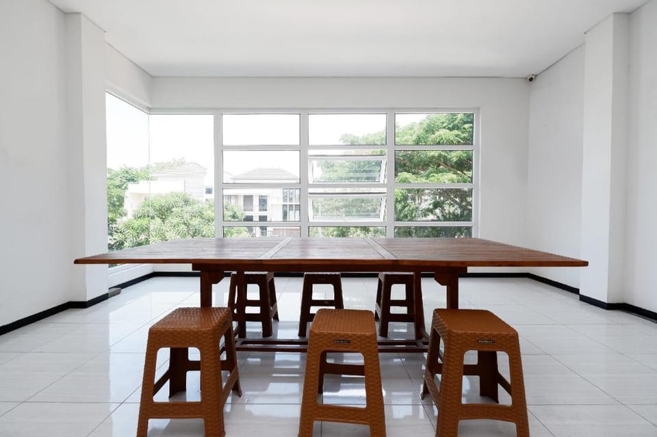 OYO 1884 Sunshine Hostel Hotel in Indonesia
