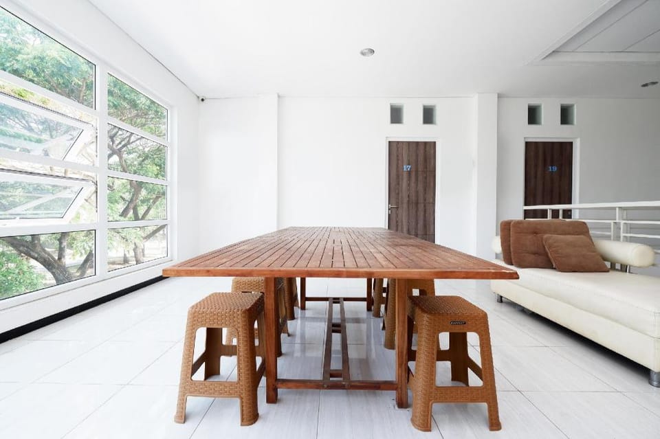 OYO 1884 Sunshine Hostel Hotel in Indonesia
