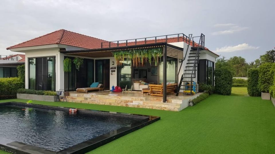 La Playa Pool Villa Beach Front Cha-am Huahin Hotel in Thailand
