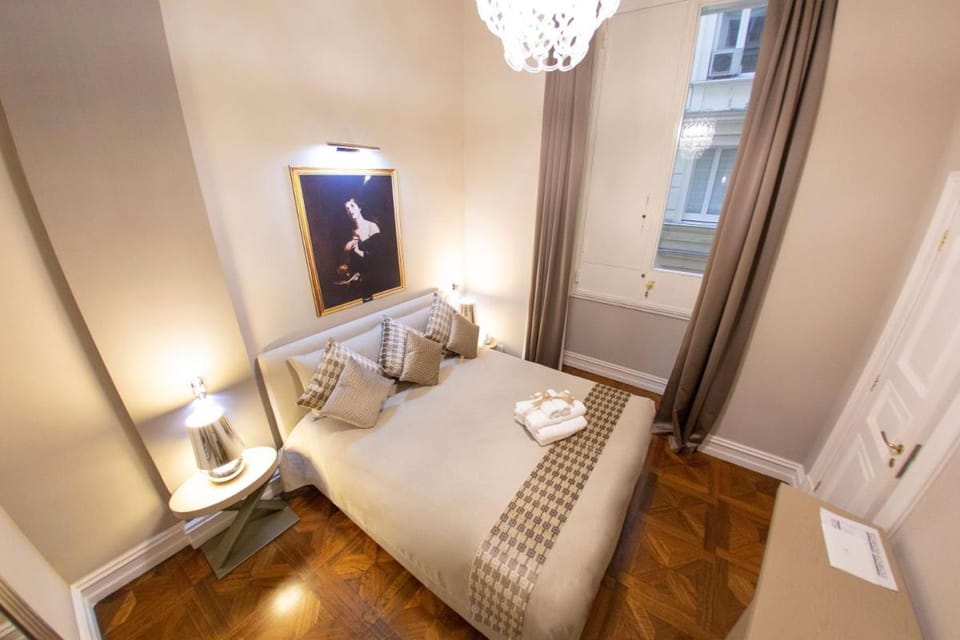 Leone Camere D'autore - CHIAIA Bed and Breakfast in Naples