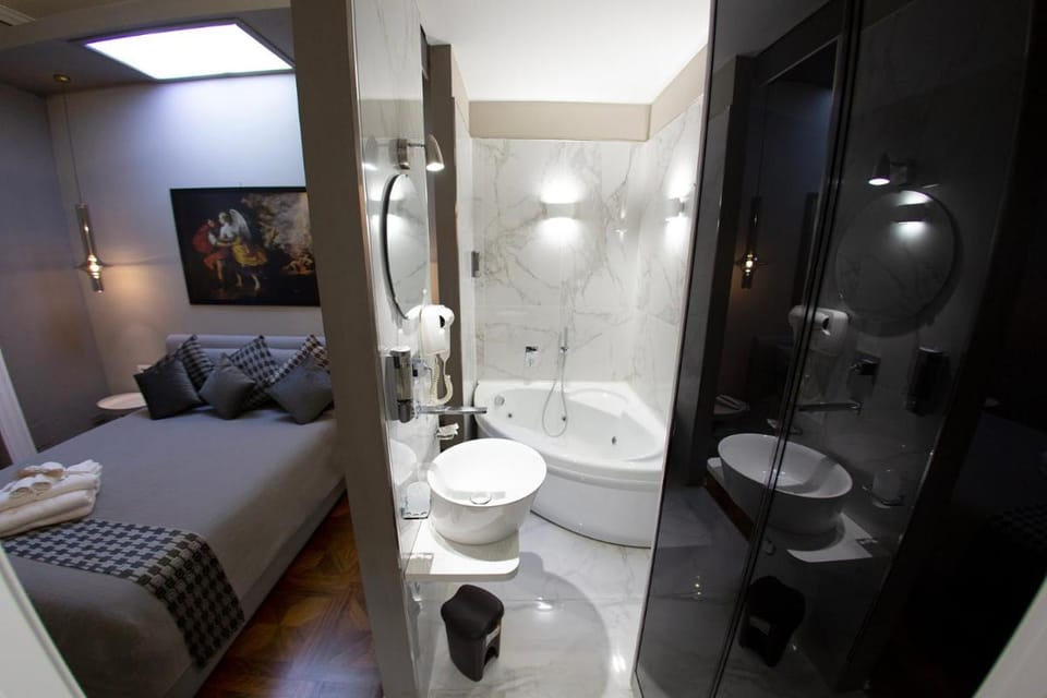 Leone Camere D'autore - CHIAIA Bed and Breakfast in Naples