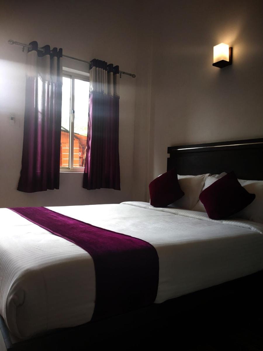 Landy Queen Bed and Breakfast in Munnar