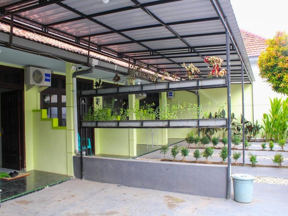 OYO 1479 AA Inn Hotel in East Java