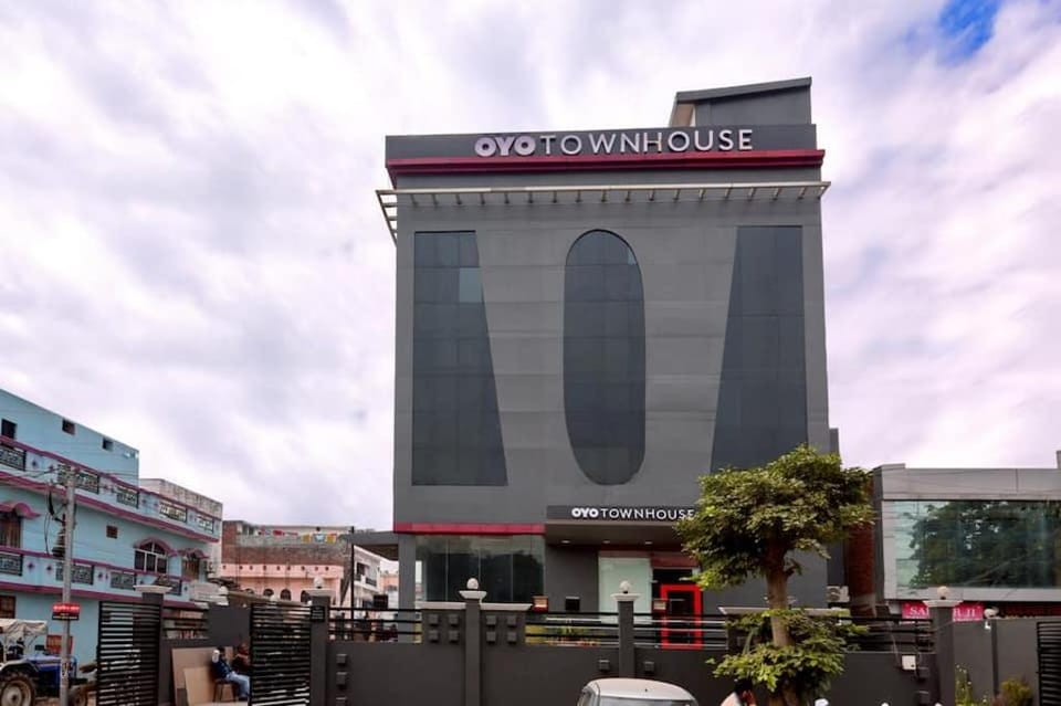 Super OYO Townhouse 183 Function Inn Near Chaudhary Charan Singh International Airport Hotel in Lucknow