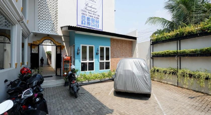 RedDoorz Plus near Paragon Mall Semarang Bed and Breakfast in Indonesia