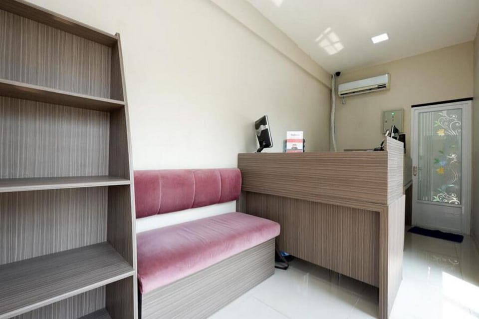 RedDoorz Plus near Paragon Mall Semarang Bed and Breakfast in Indonesia