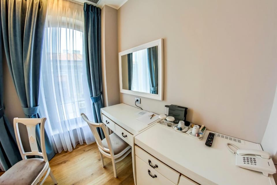 New Era Hotel Old Town - Covered paid parking within 10 minutes walk Hotel in Bucharest