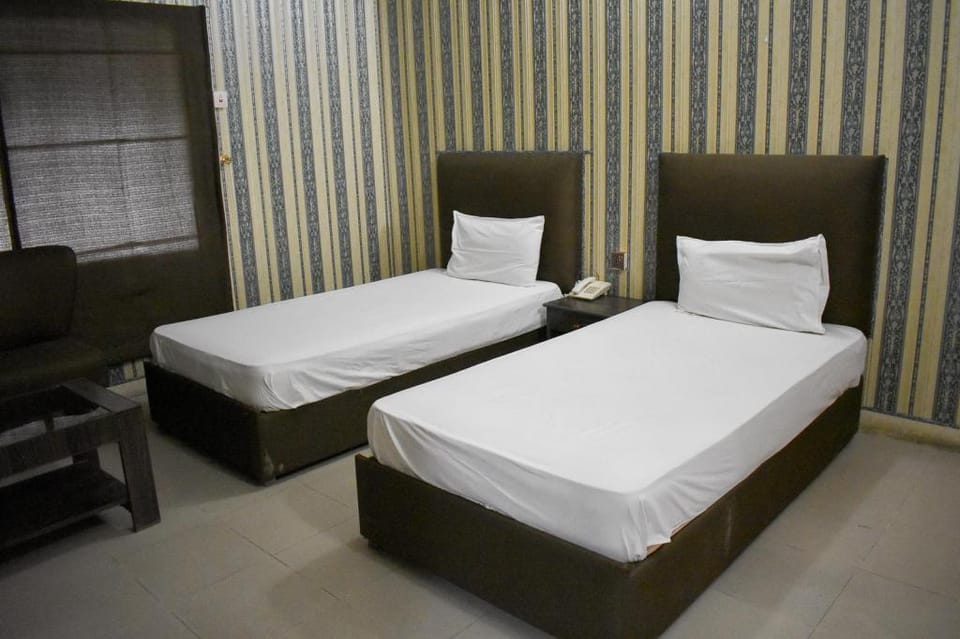 Hotel Four Seasons Inn Hotel in Lahore