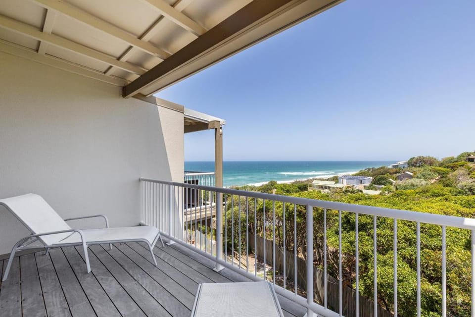 Wake up to ocean views in stylish comfort Apartment in Sunrise Beach