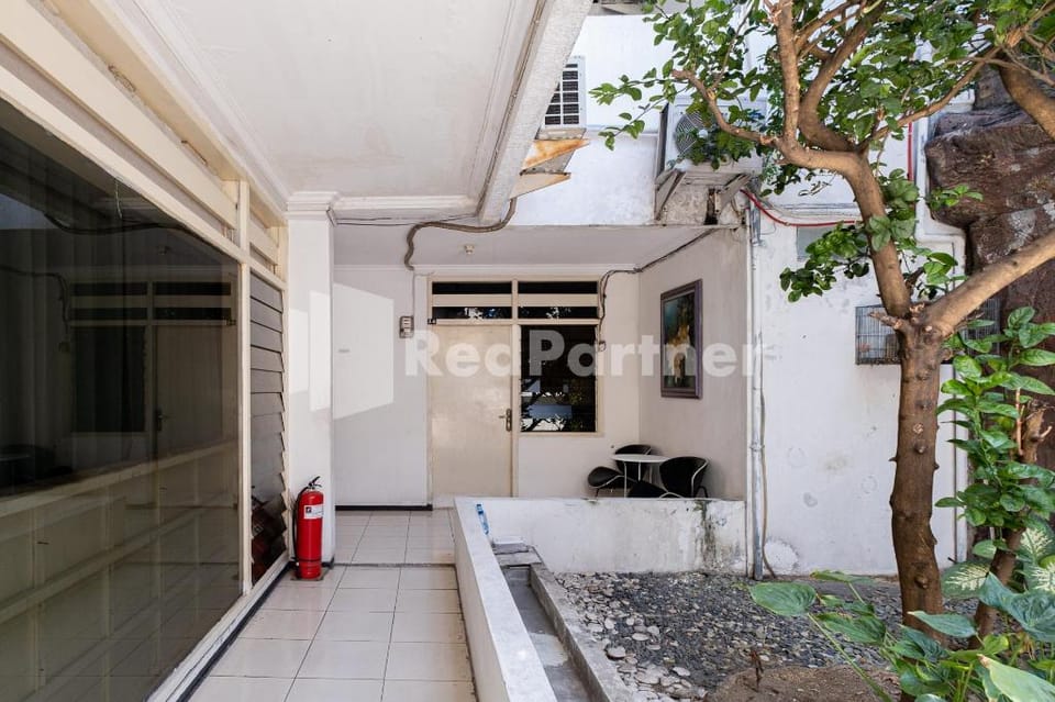 Dukuh Kupang Residence Mitra RedDoorz Hotel in Surabaya