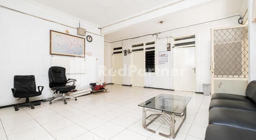 Dukuh Kupang Residence Mitra RedDoorz Hotel in Surabaya