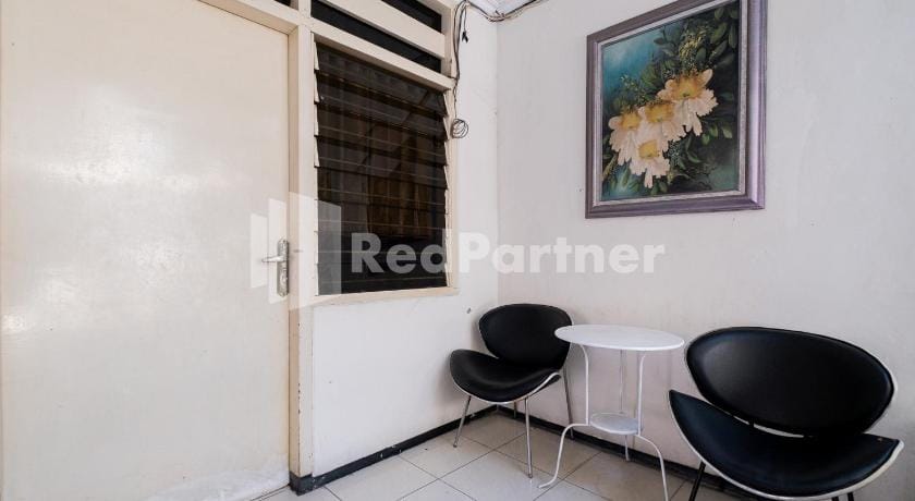 Dukuh Kupang Residence Mitra RedDoorz Hotel in Surabaya
