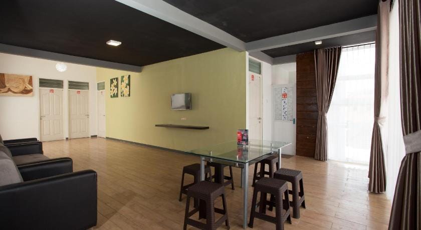 RedDoorz near Museum Angkut Batu 2 Bed and Breakfast in Batu
