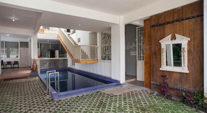 RedDoorz near Museum Angkut Batu 2 Bed and Breakfast in Batu