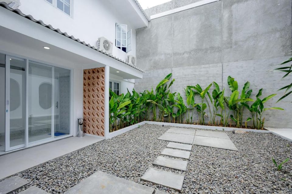 RedDoorz Plus @ Jalan Gatot Subroto Jakarta Bed and Breakfast in South Jakarta City