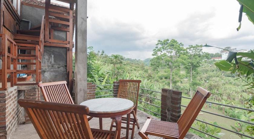 RedDoorz near Farmhouse Lembang Bed and Breakfast in Parongpong