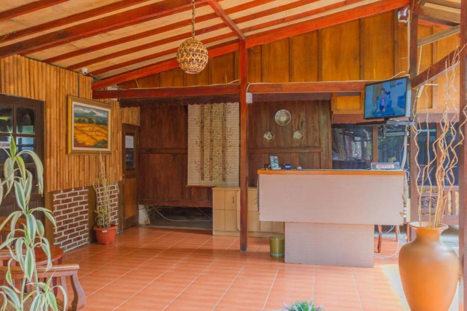 RedDoorz near Farmhouse Lembang Bed and Breakfast in Parongpong