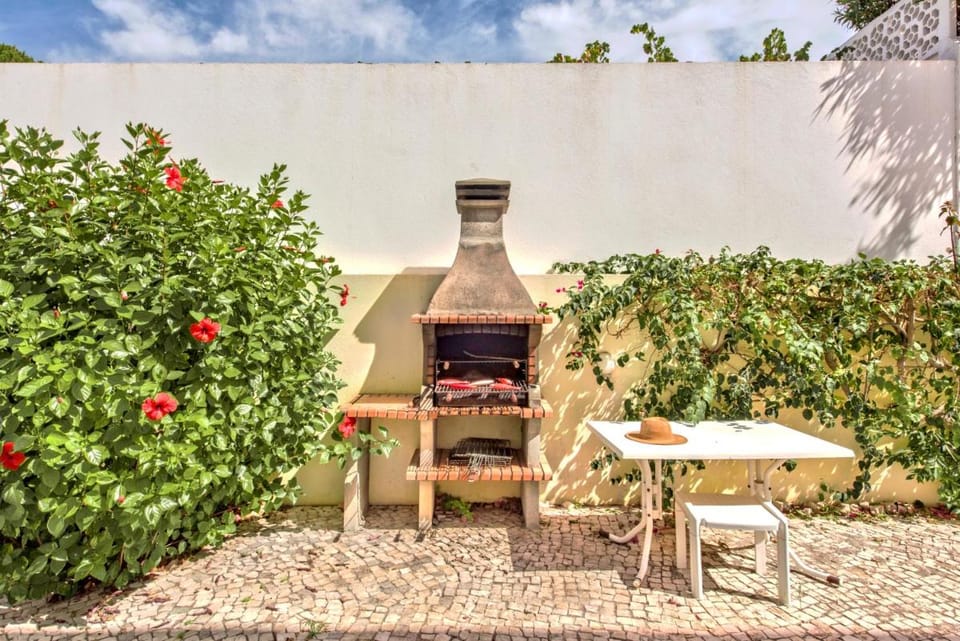 Large private pool viilla, close to amenites, free air conditioning and wifi Hotel in Quarteira