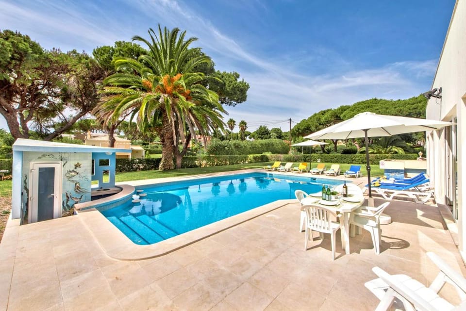 Large private pool viilla, close to amenites, free air conditioning and wifi Hotel in Quarteira